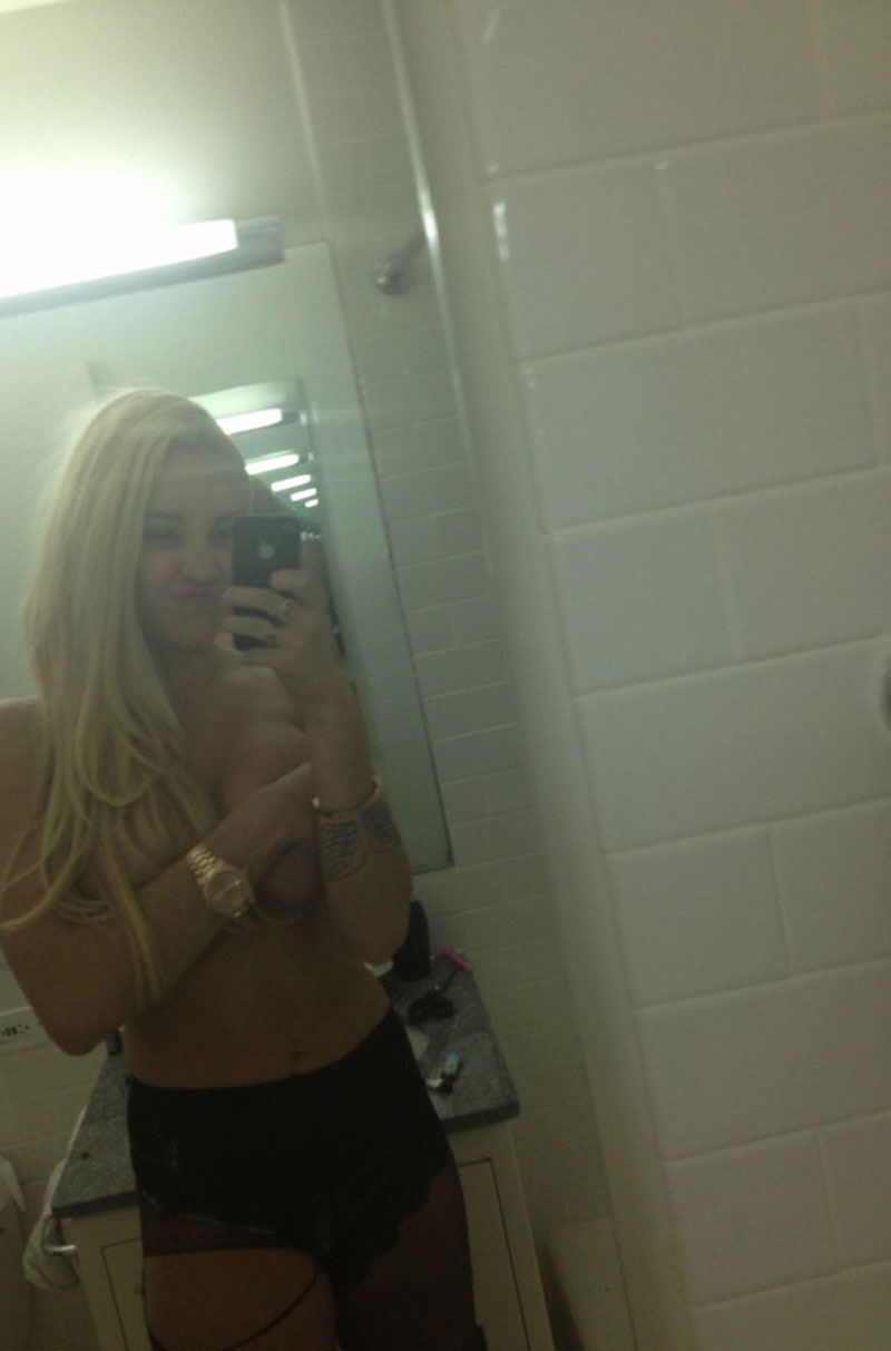 Amanda Bynes Re-Tweets Pics, This Time Topless