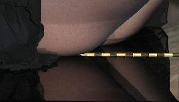 Amanda Holden Pantyhose Upskirt. Click Pic For Forensic Shot Of Reflected Bulge On The Piano