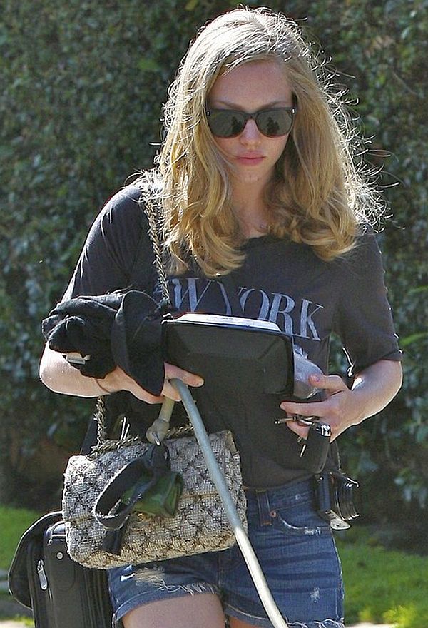 Amanda Seyfried Thong Slip! Click Pics For More Thong Shots!