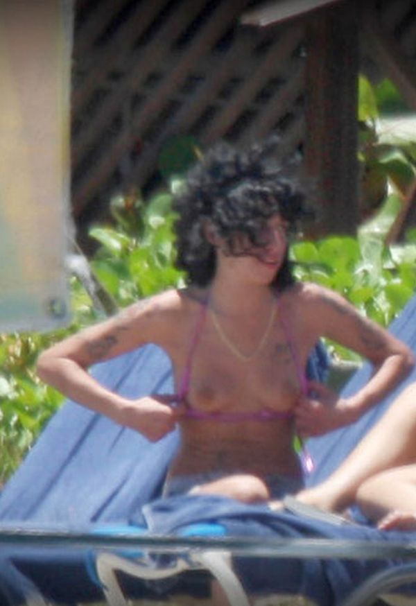 Naked amy pics whinehouse Amy Winehouse