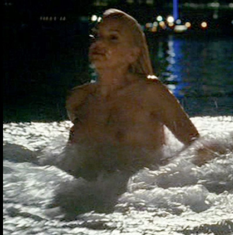 Anna faris topless