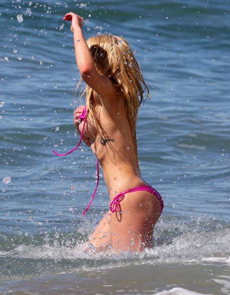 Anna Sophia Berglund Loses Her Bikini Top in the Ocean