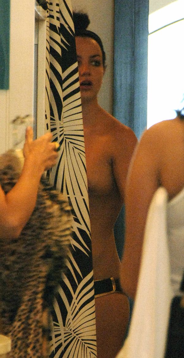 Britney Spears Topless In A Changing Room