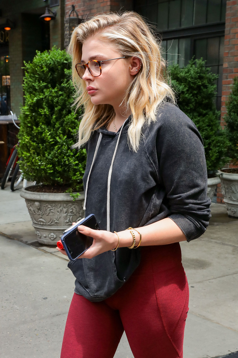Chloe Moretz Serious Cameltoe in Red Leggings