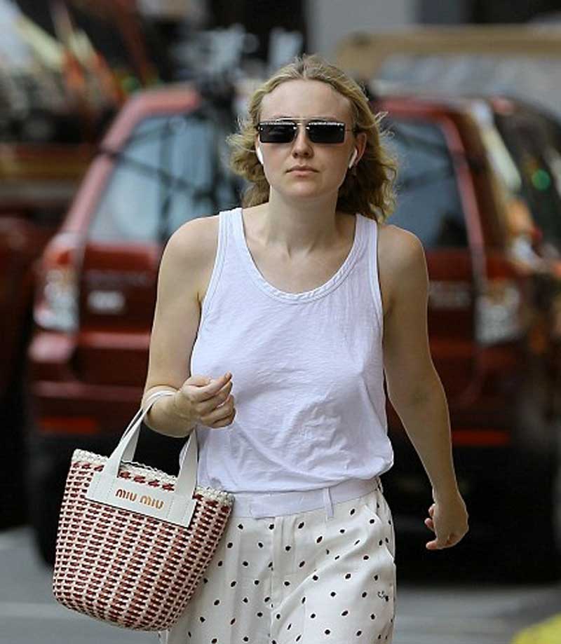 Dakota Fanning Braless Pokies Walking Down the Street
