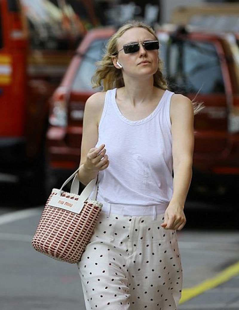 Dakota Fanning Braless Pokies Walking Down the Street