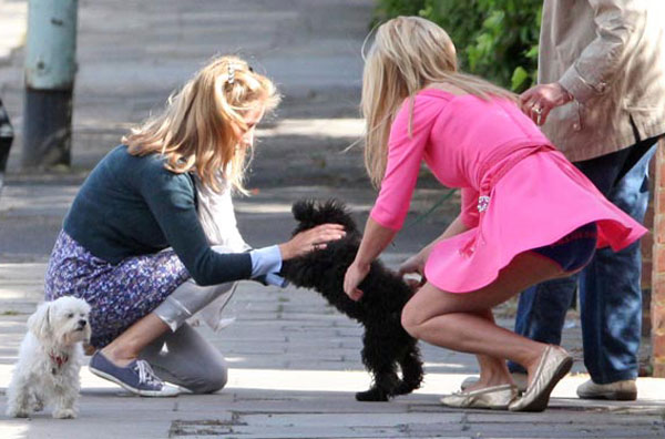 Geri Halliwell’s Doggy Walking Panty Upskirt