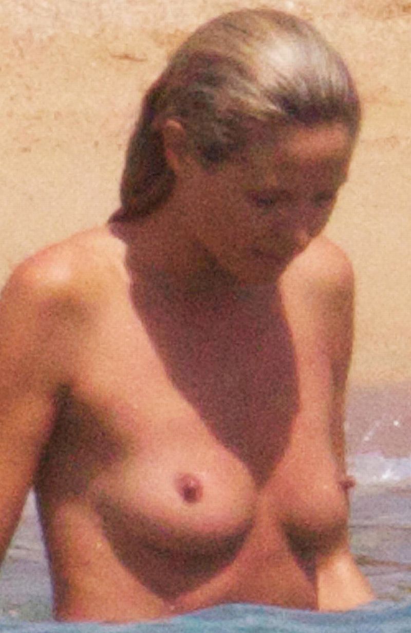 Heidi Klum Bares Her Boobs At The Beach - Taxi Driver Movie