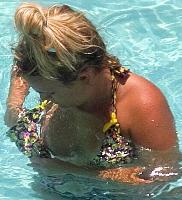 Jamie Lynn Spears accidentally shows her big boobs and butt crack while fix...