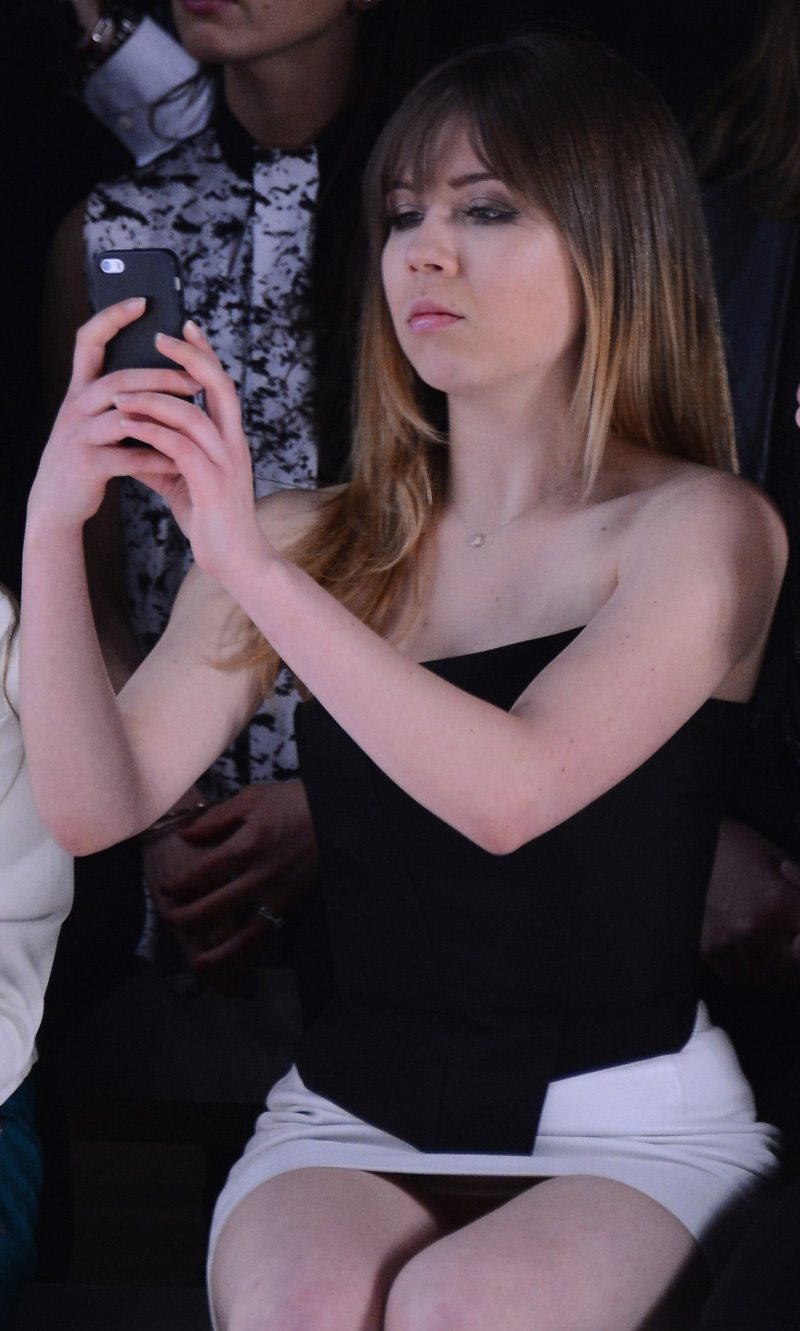 Jennette McCurdy Slight Upskirt