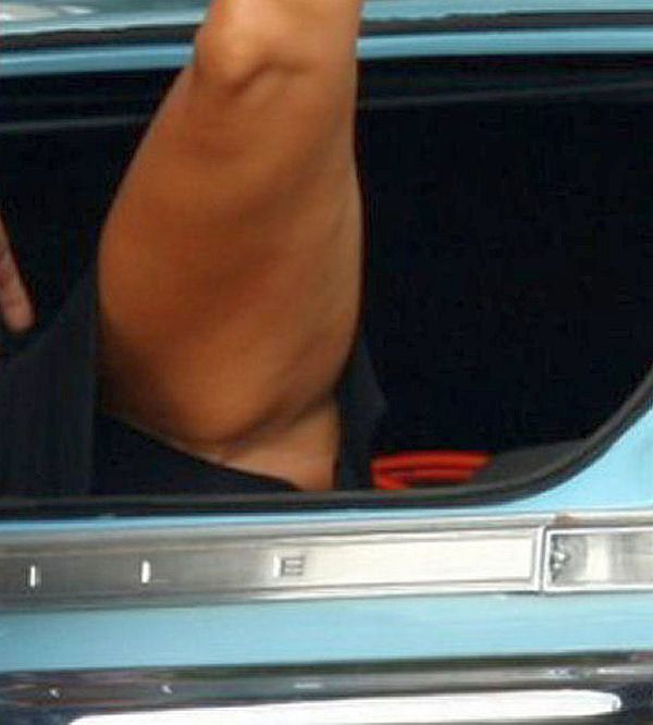 Jennifer Aniston Upskirt Peek