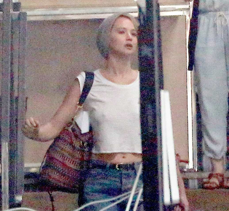 Jennifer Lawrence Pokies at the Airport (Grainy)