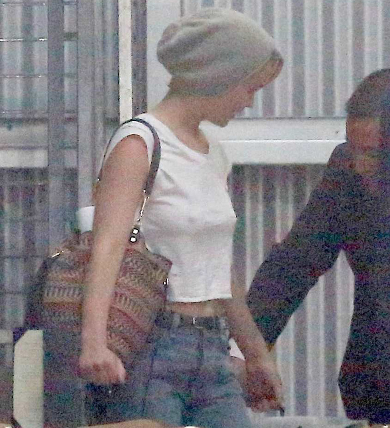 Jennifer Lawrence Pokies at the Airport (Grainy)