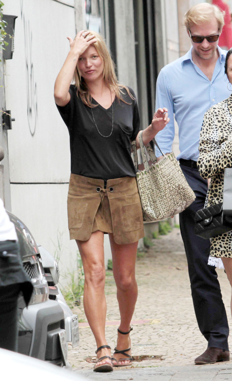 Guess What? Kate Moss Forgot a Bra = Pokies!