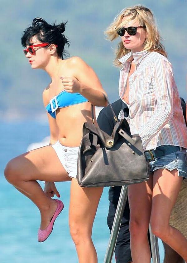 Kate Moss Nip Slip Walking On Looker