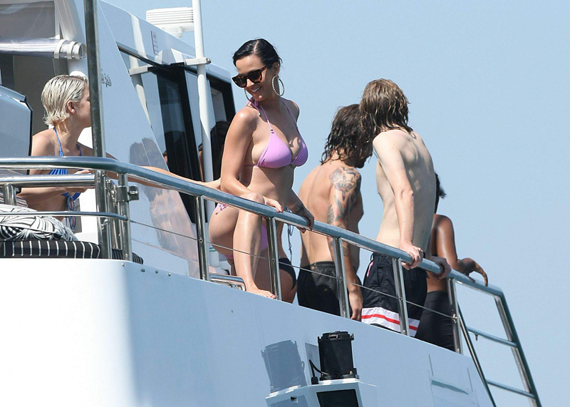 Katy Perry Pokies & Crotch Shots in Pink Bikini