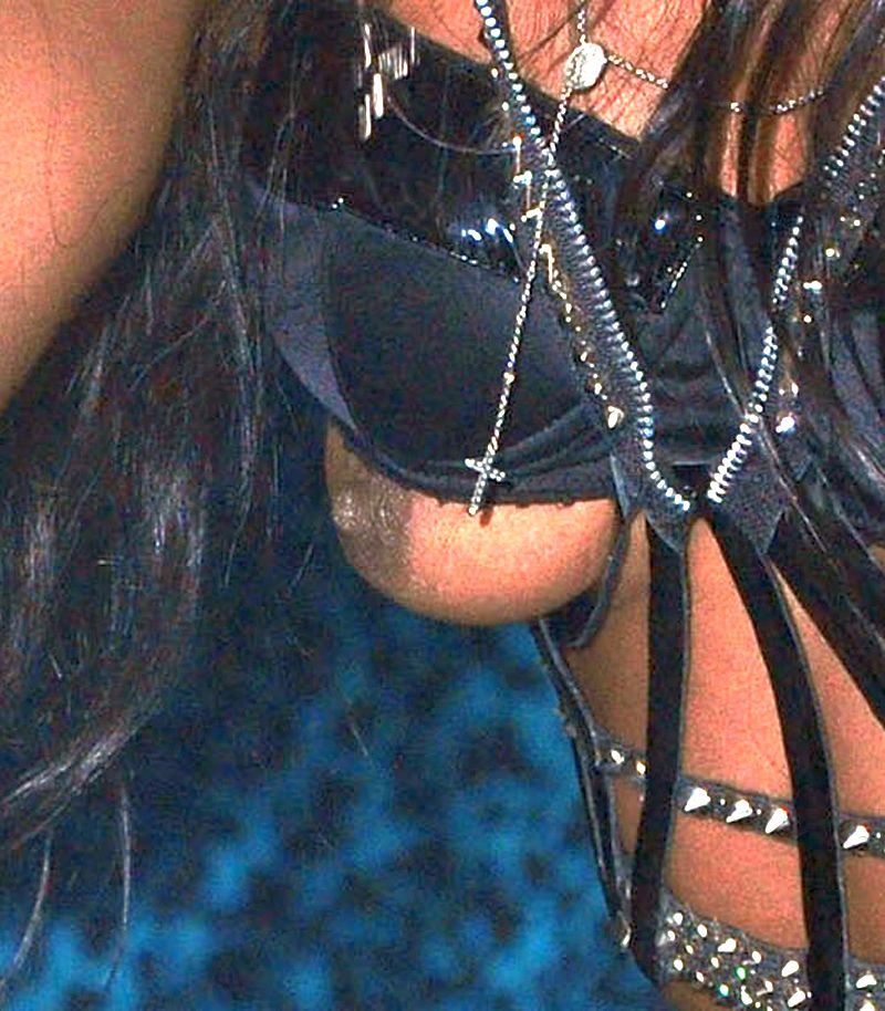 Kelly Rowland Says PeekaBoo Tit Slip. Click Pic For More In Yo Face!