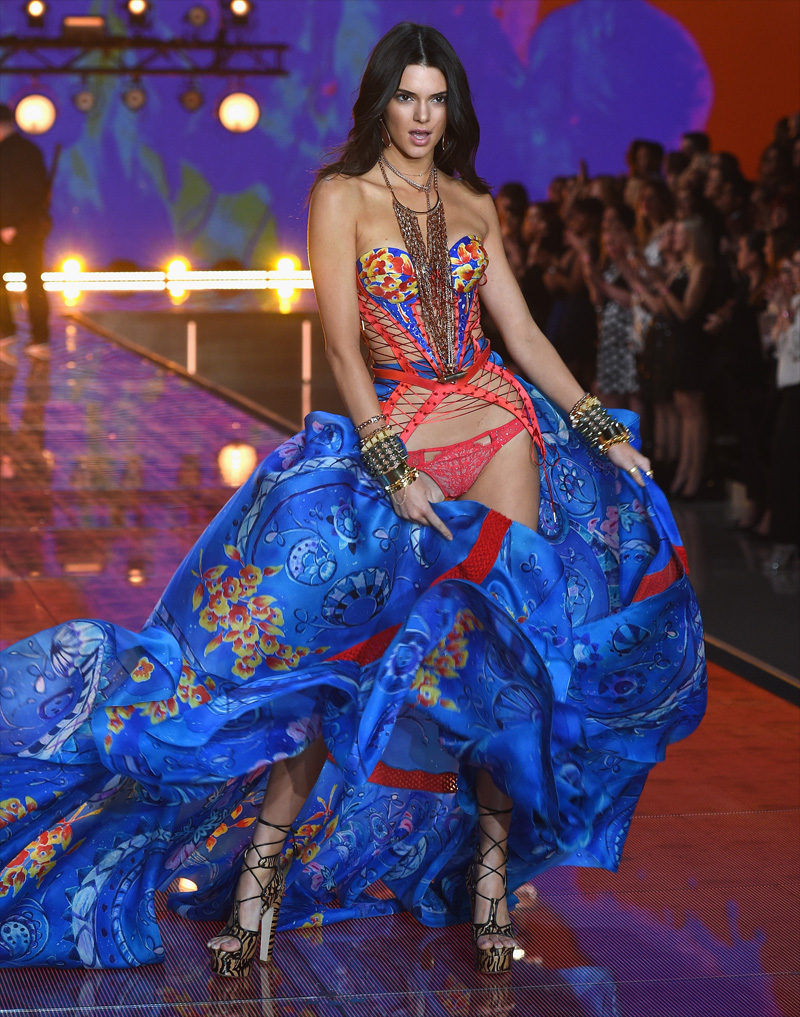 Kendall Jenner Shaved Cameltoe at the Victoria’s Secret Show