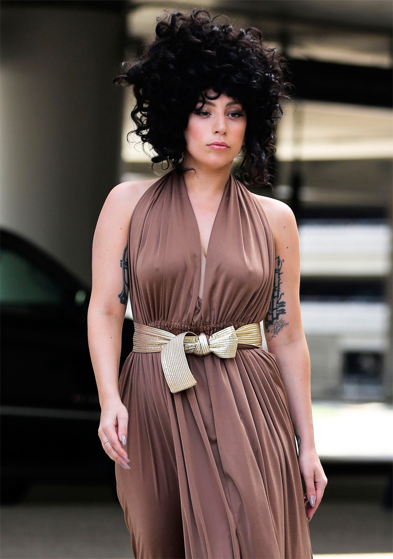 Lady Gaga Braless Pokies & New Hairstyle