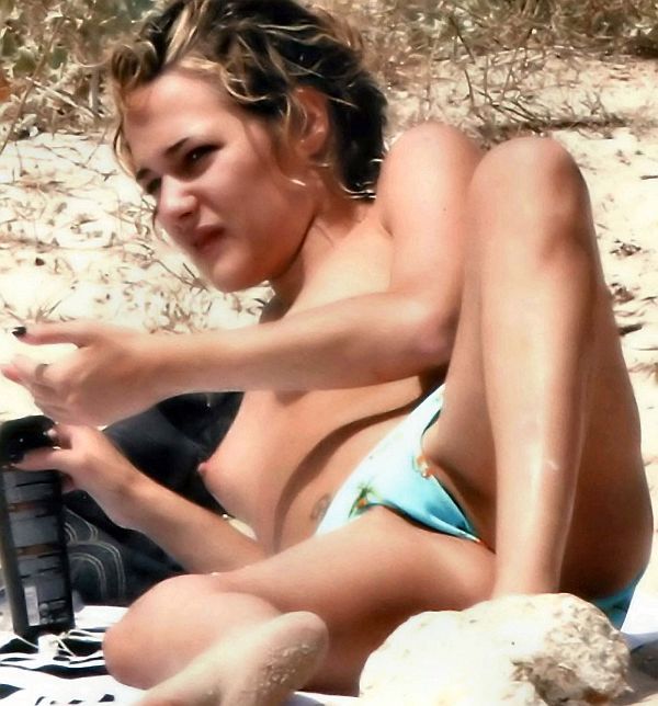 Laura Chiatti Topless and Comfortable