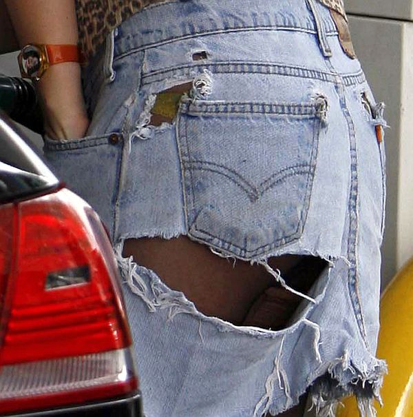 Lily Allen Torn Skirt Offers Glimpse Of Yellow Panties And Ass Cheeks