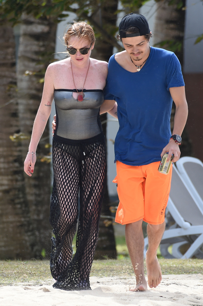 Lindsay Lohan Huge Boobs and Pokies in her Bathing Suit