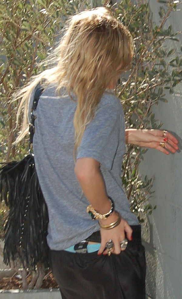 Mary Kate Olsen Pants Slipping Down