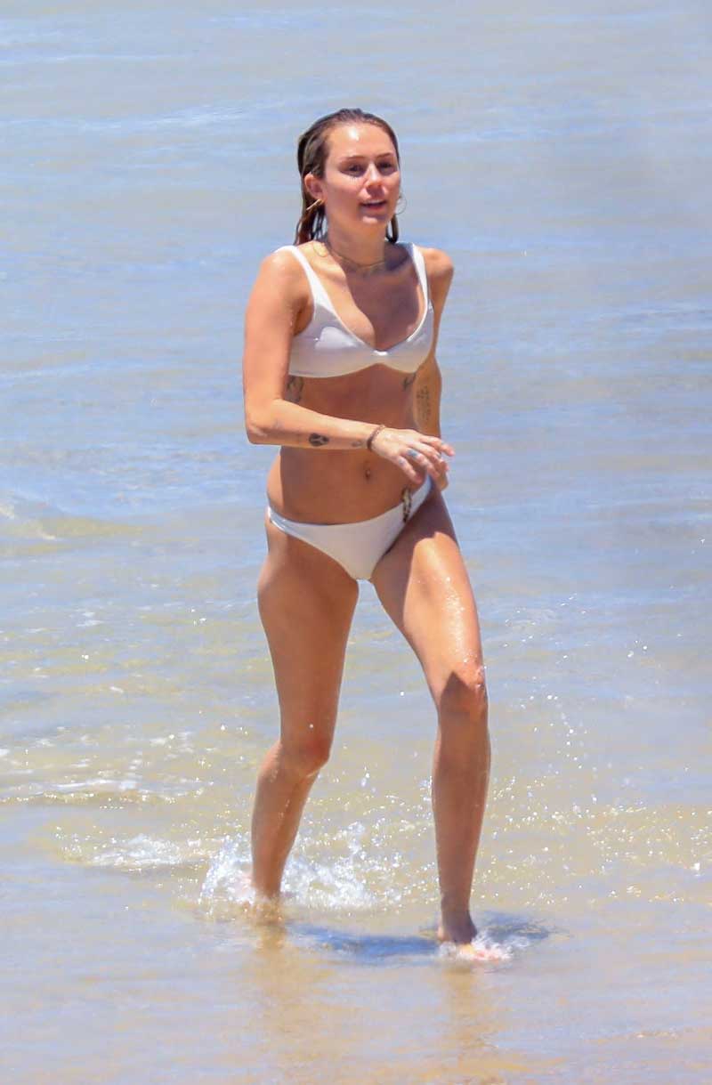 Miley Cyrus Wet Bikini Pokies in the Ocean