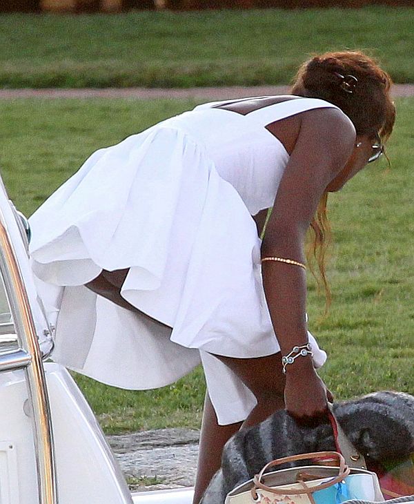 Naomi Campbell No Panty Upskirt