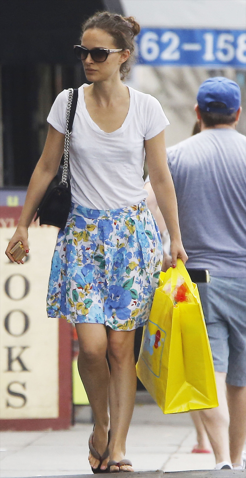Natalie Portman Sweet Pokies While Strolling Along