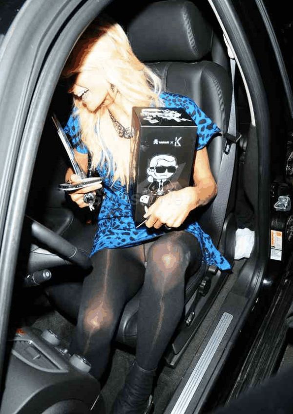 Paris Hilton Stocking No Pantyhose Upskirt