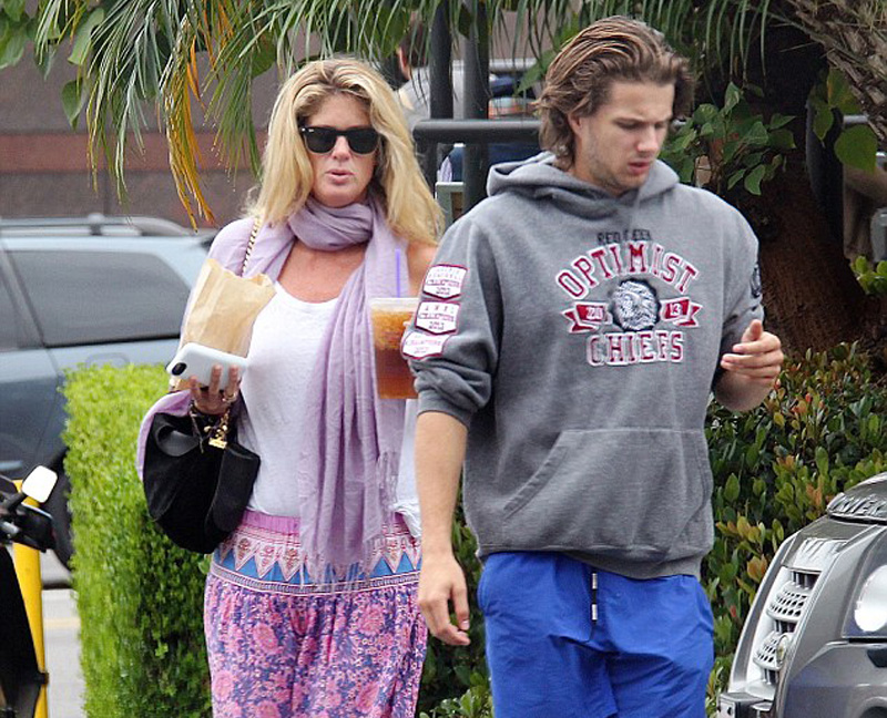 Rachel Hunter Pokies While Shopping
