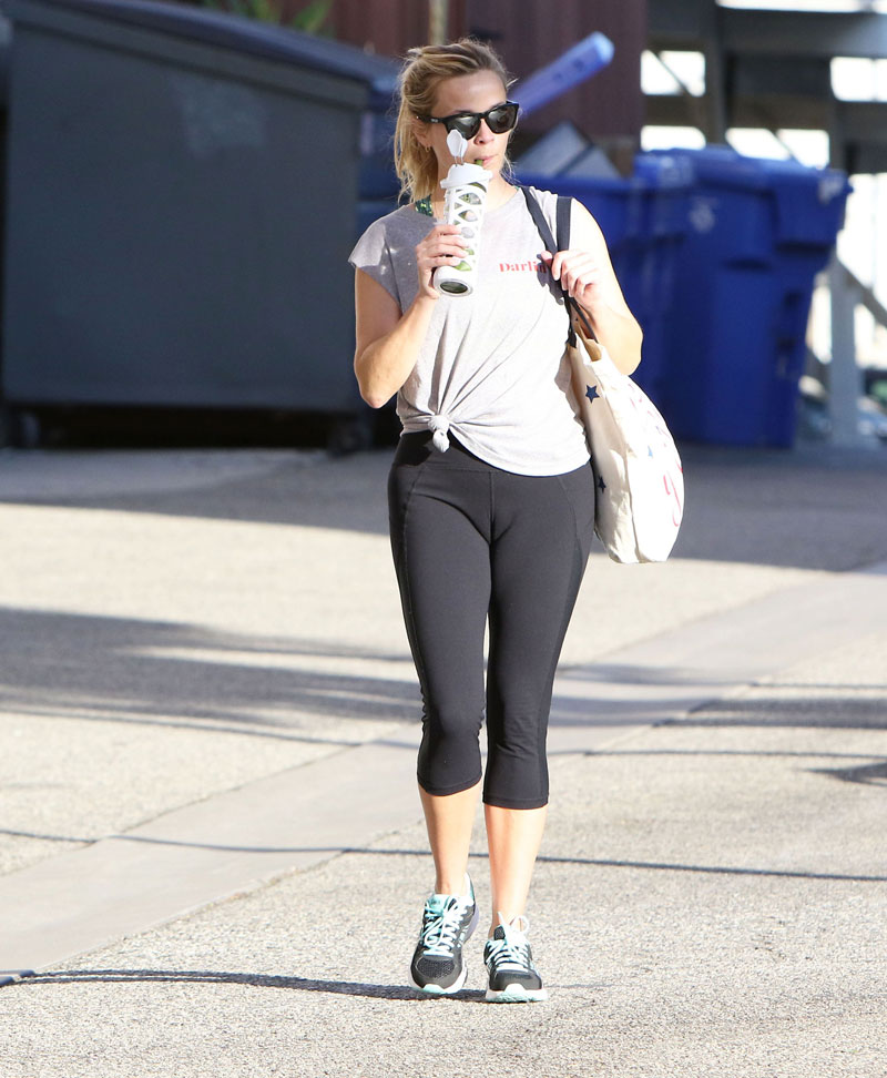 Reese Witherspoon Serious Cameltoe after her Workout.