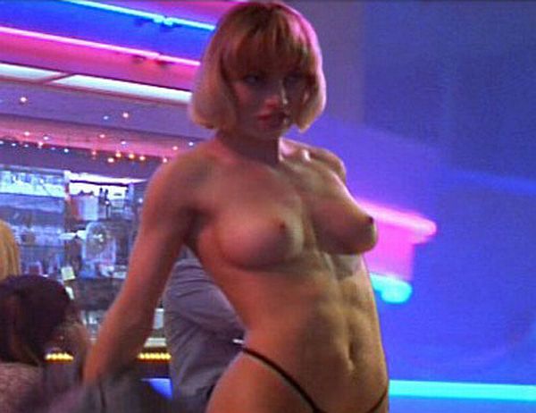 Bir yigit porno video tomosha qilmoqda Jinsiy yirtqich hayvonlar va jinlar 3D