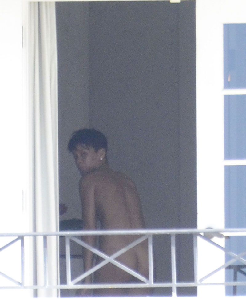 Rihanna Caught Naked Changing into her Bikini