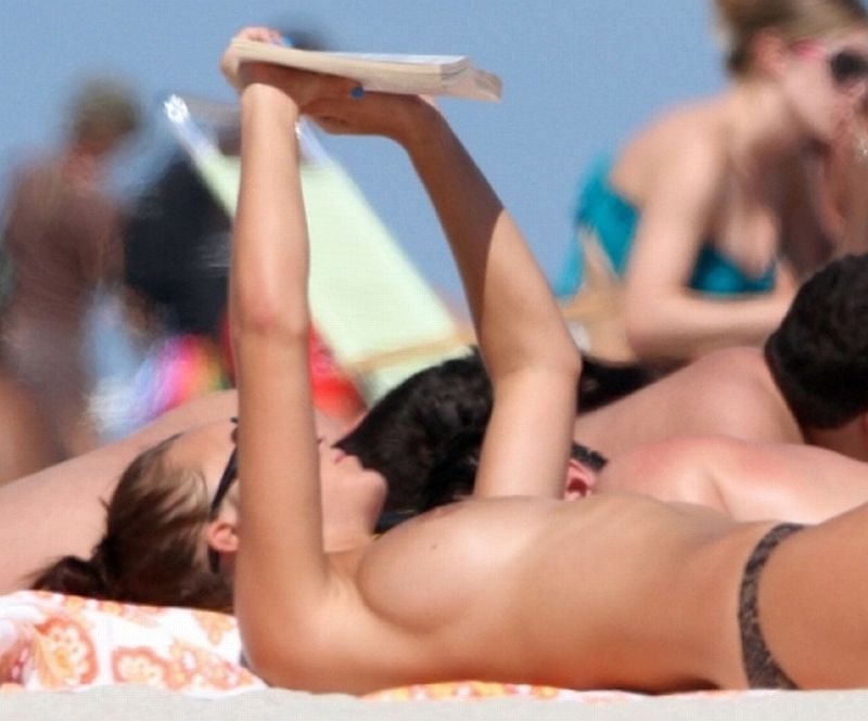 Rosie Jones Topless! More Pics Of Rosie At The Beach With A Pic Click!