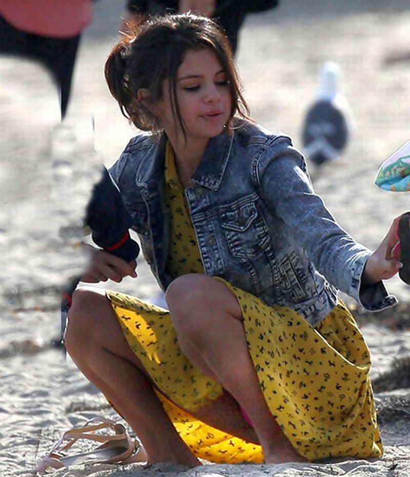 Selena Gomez Panty Upskirt! Click Pic For More!