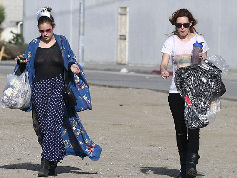 Tallulah Willis Braless @ the Beach with Sis Rumer