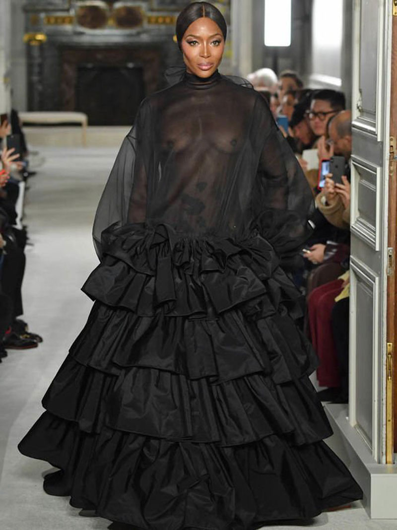 Naomi Campbell Braless in Black Lace Dress