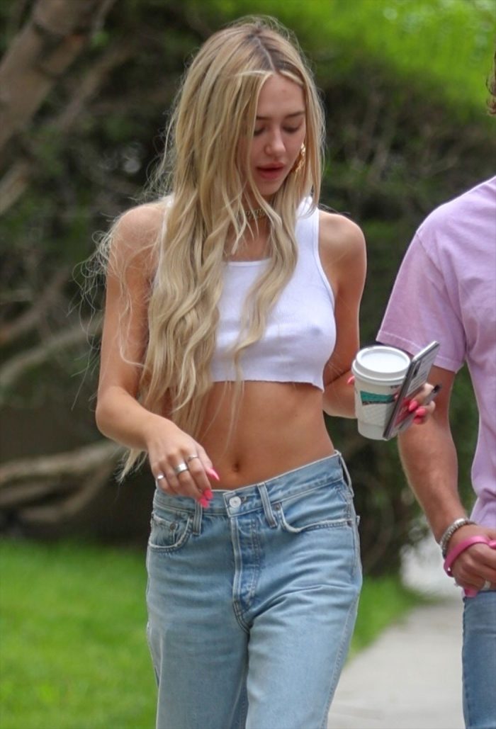 Delilah Belle Hamlin Braless Pokies While Out Walking