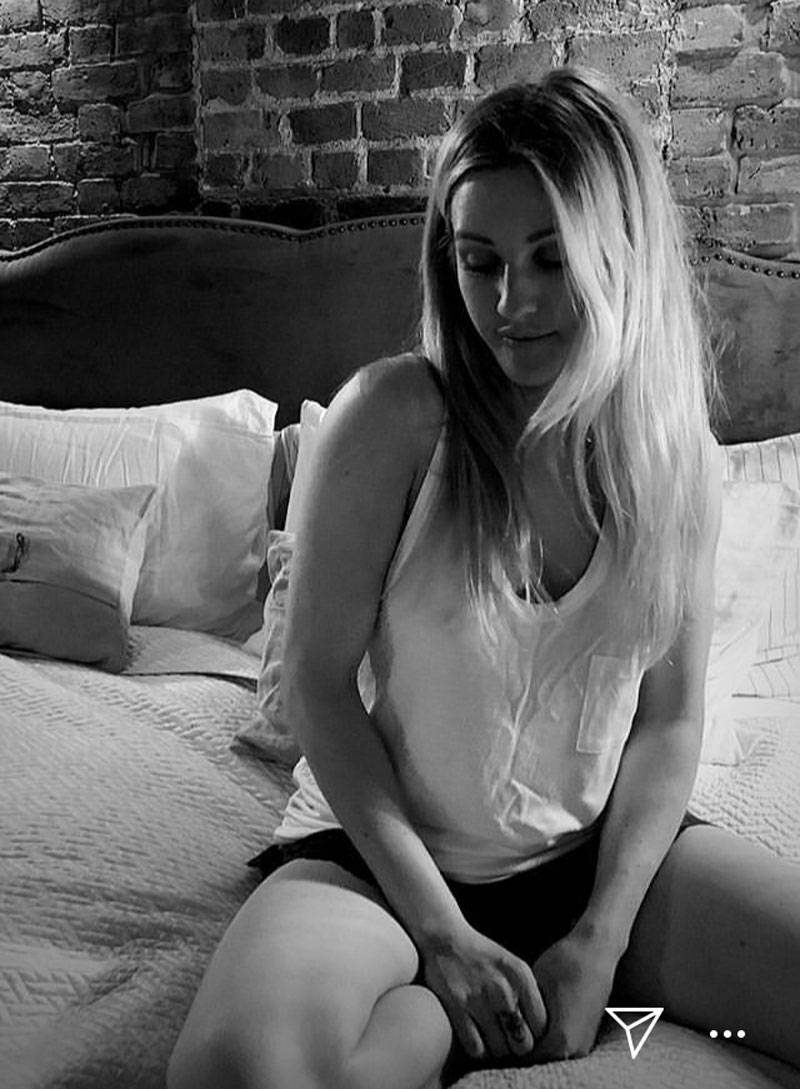 Brit, UK, singer, nipples, pokies, braless,