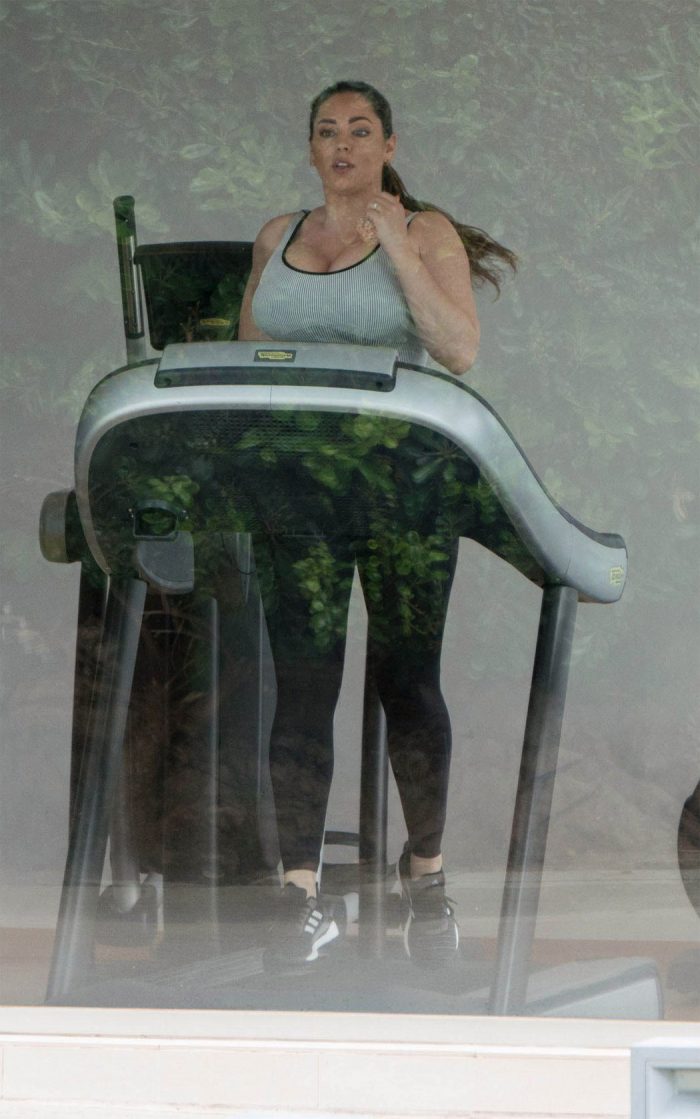 Kelly Brook Working Out in Spandex