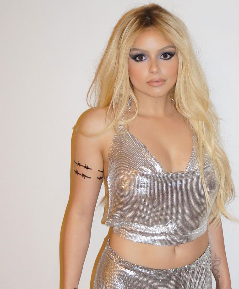 pam anderson, pamela anderson, pamela lee, ariel winter, boobs,