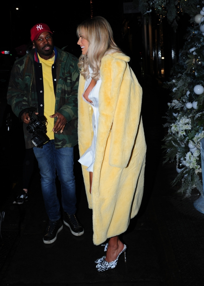 Laura Anderson Nipple Slip Down her Blouse