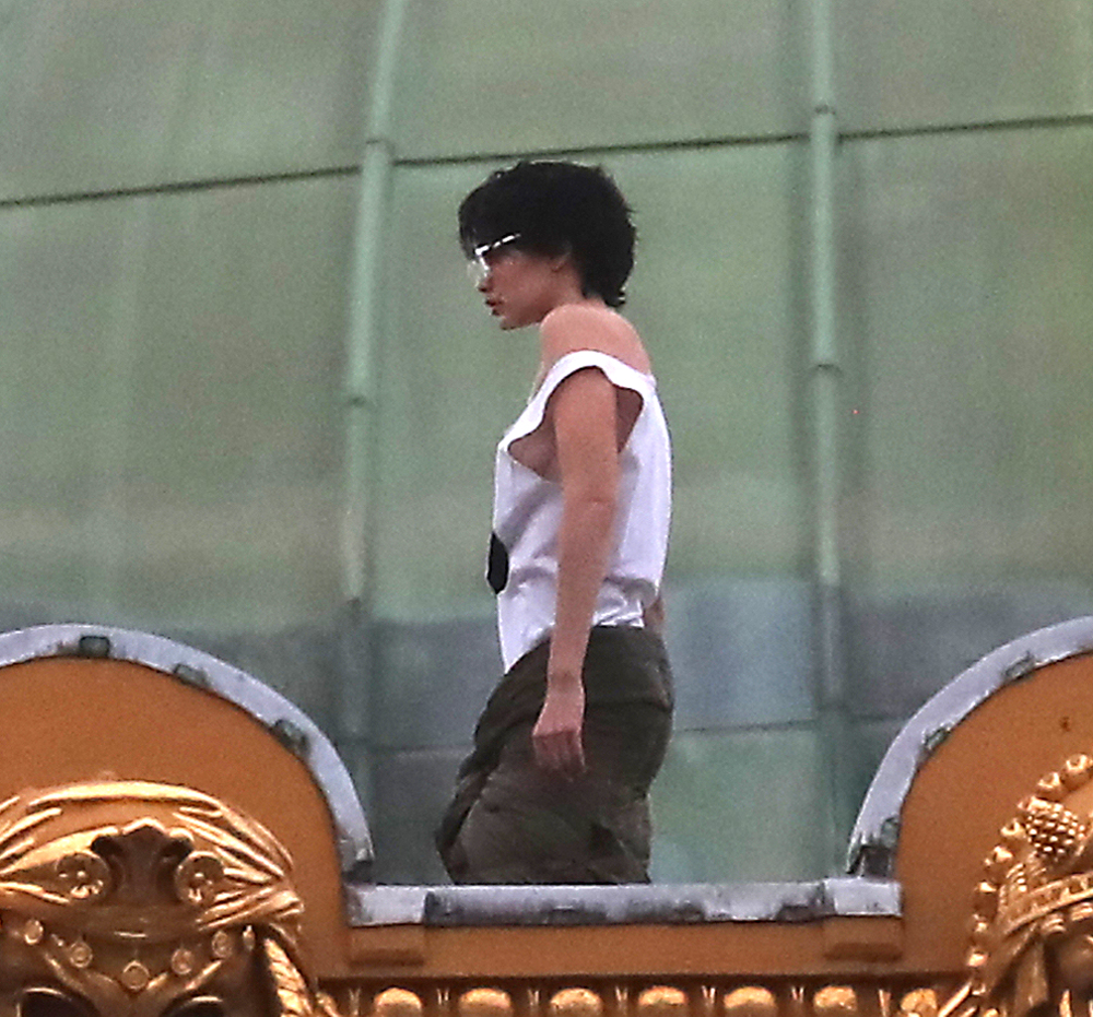 gigi, gigi hadid, hadid sisters, boobs, boobies,