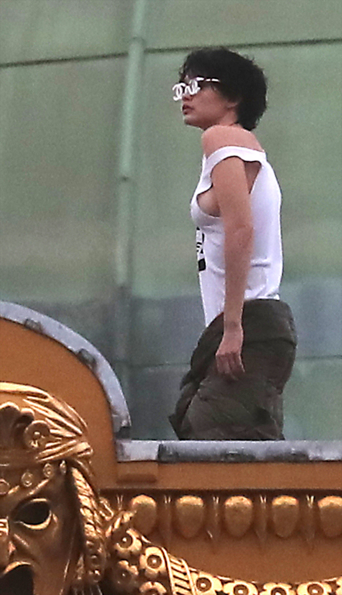 Gigi Hadid Braless Side Boob on a Photo Shoot