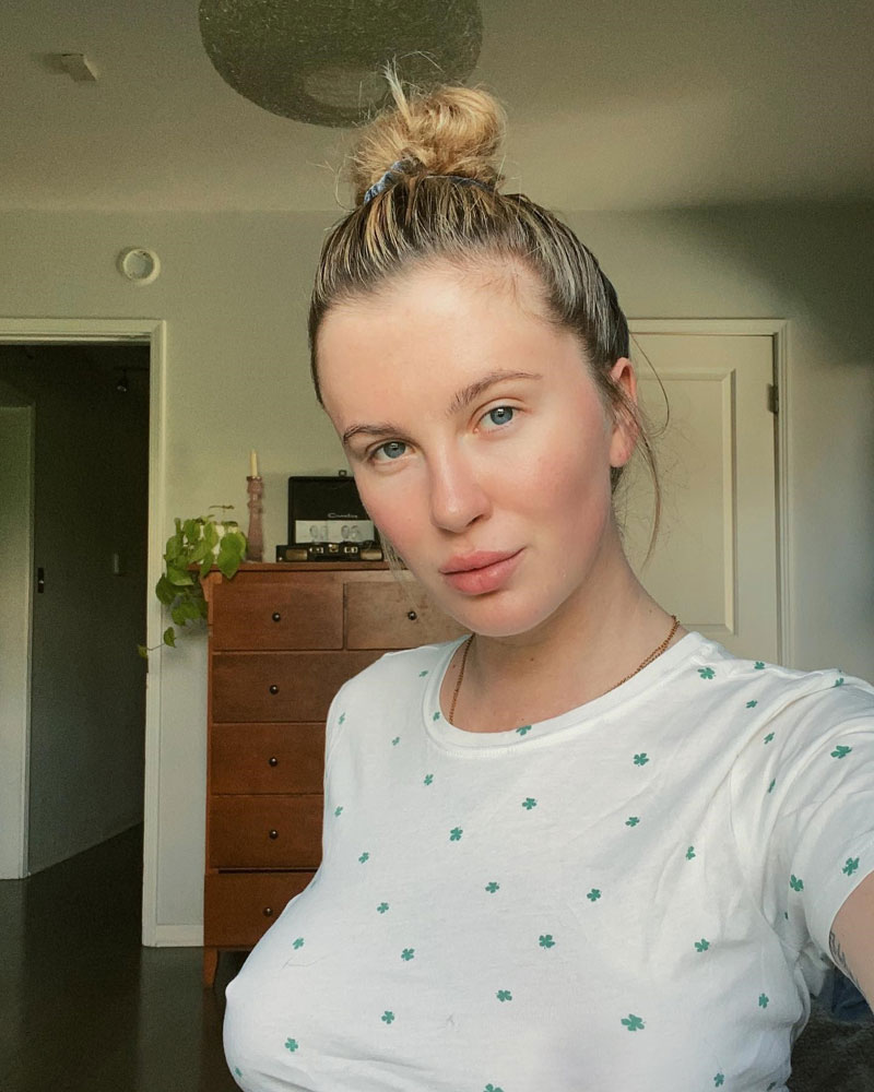 ireland baldwin, model, famous daughter, breasts, natural,