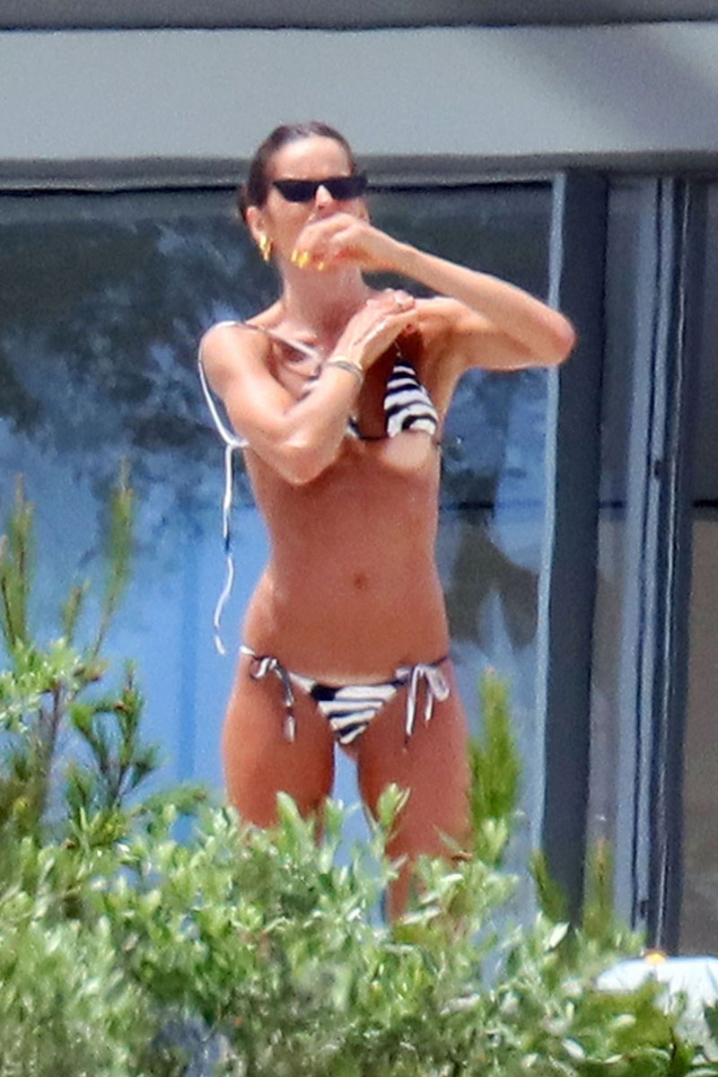 Izabel Goulart’s Boob Accidentally Slip Out of her Bikini Top