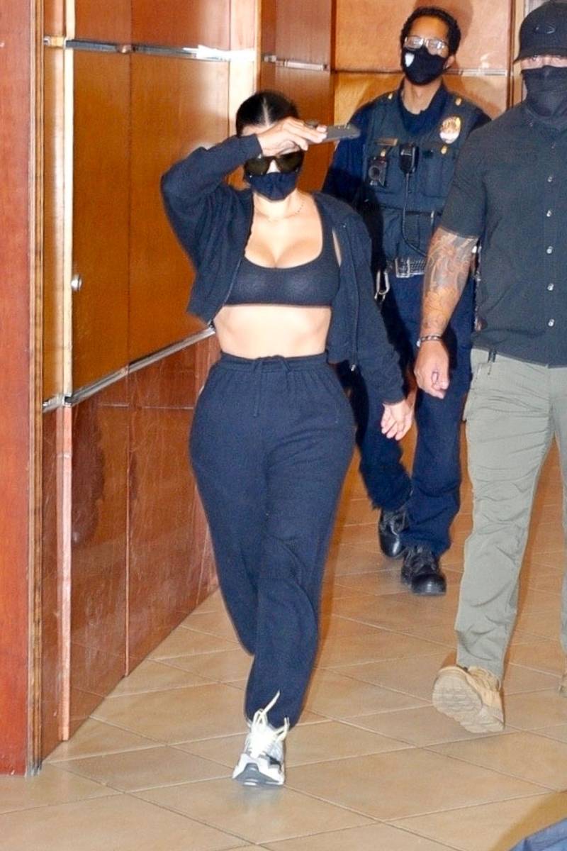 Kim Kardashian Braless Tits in a Black Yoga Top