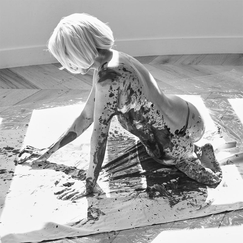 Katie Cassidy Posing Nude in Bodypaint - Taxi Driver Movie